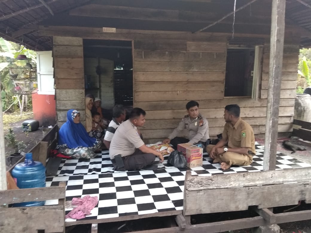 BANTUAN SEMBAKO DARI POLSEK RANSANG BARAT KEPADA KELUARGA KORBAN