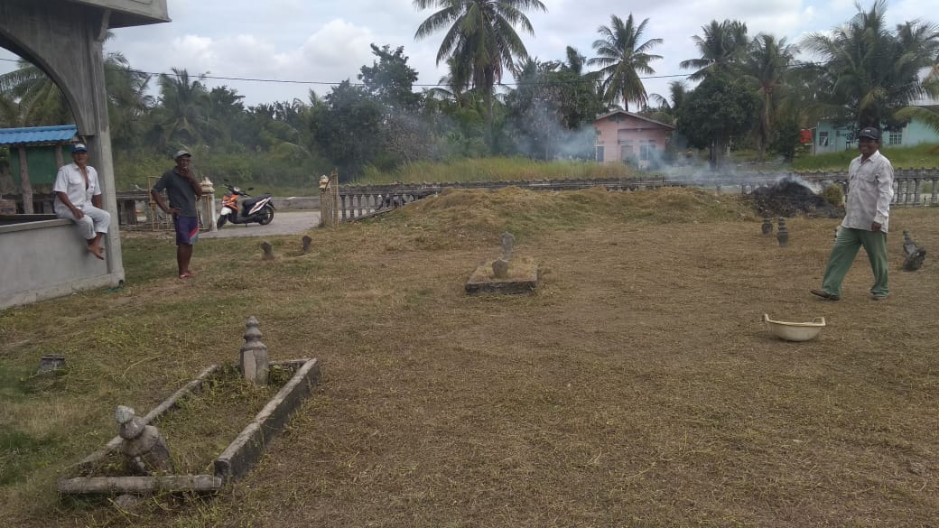 Warga Bersama Aparat Desa Gotong Royong Bersihkan Masjid Al-Muttaqin