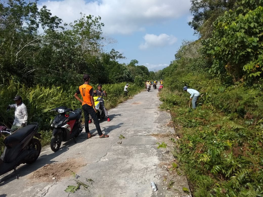 Gotong Royong Bersihkan Jalan Poros Penghubung Ke Kecamatan