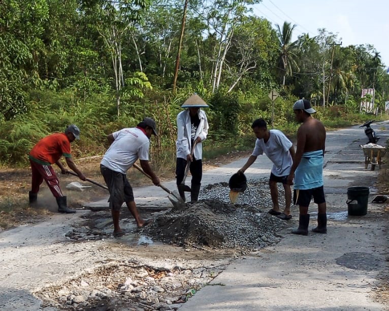 Gotong Royong Memperbaiki Jalan Penghulu Mamat Yang Sudah Rusak