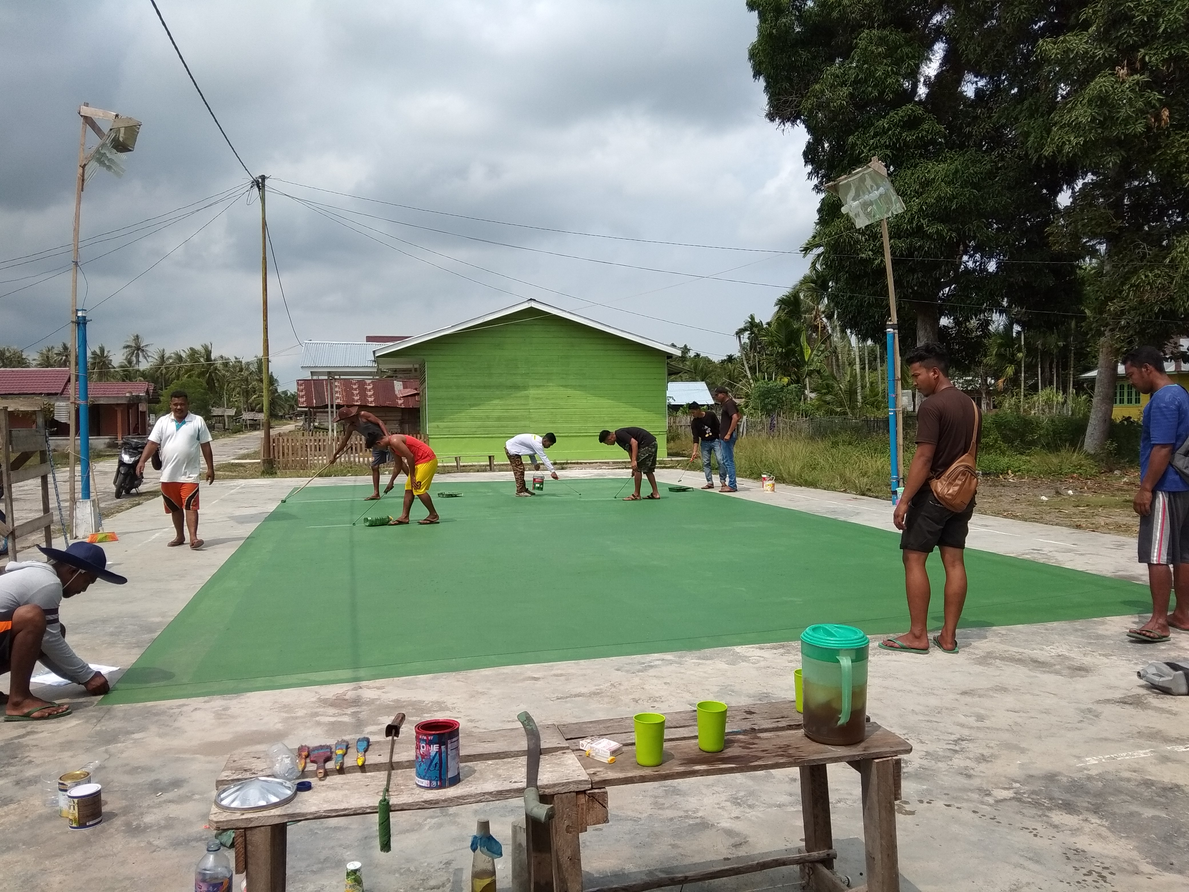 Gotong Royong Pengecatan Lapangan Badminton