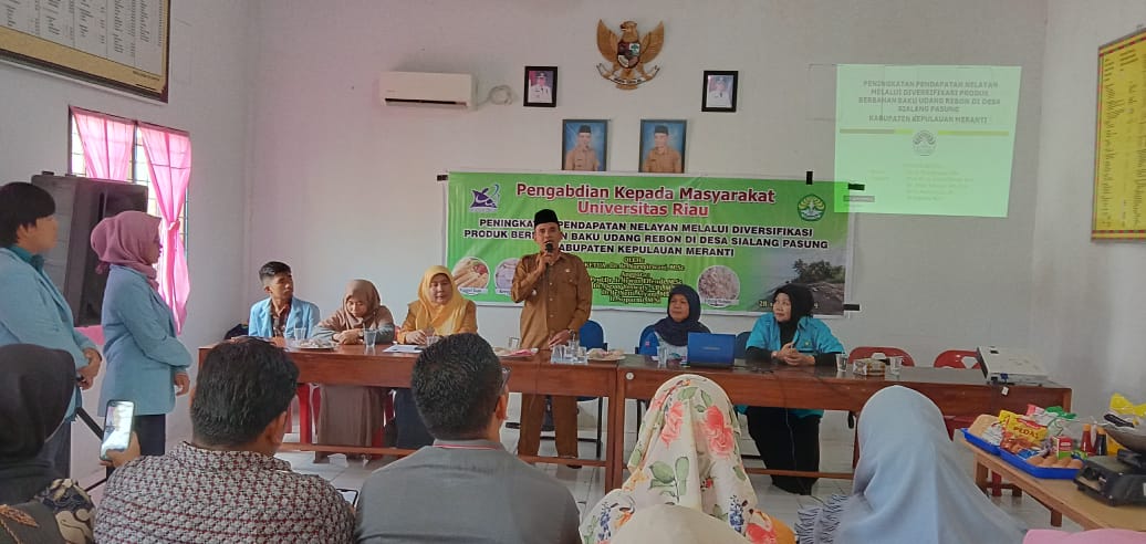 MAHASISWA KUKERTA UNRI MENGADAKAN PELATIHAN  PENGABDIAN KEPADA MASYARAKAT TENTANG PENINGKATAN PENDAPATAN NELAYAN MELALUI DIVERSIFIKASI PRODUK BERBAHAN BAKU UDANG REBON DI DESA SIALANG PASUNG