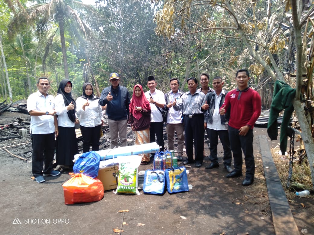 Dinas Sosial dan Kepala Desa Salurkan Bantuan Kepada Korban Kebakaran