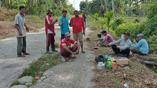 Gotong Royong Bersama Perbaiki Jalan