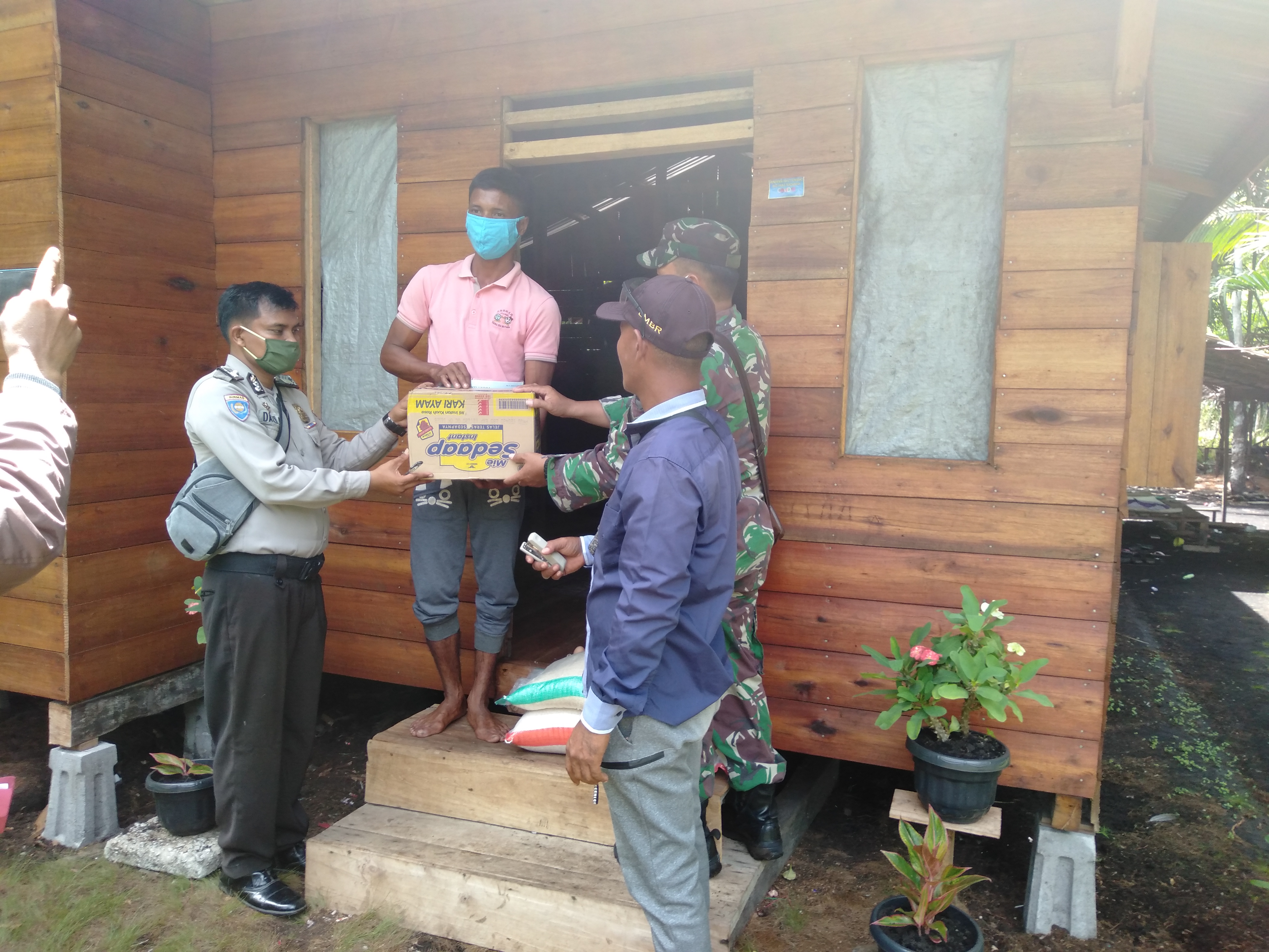 Pemerintah  Desa Sialang Pasung  Distribusikan Paket Sembako Bansos Covid-19 Kepulauan Meranti