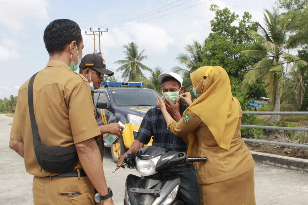 Terapkan Prokes di Posko PPKM Desa Sialang Pasung