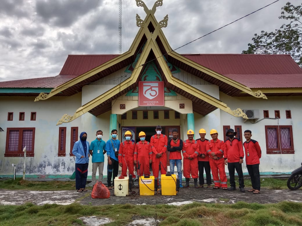 Relawan Covid-19 Melakukan Penyemprotan Cairan Disinfektan