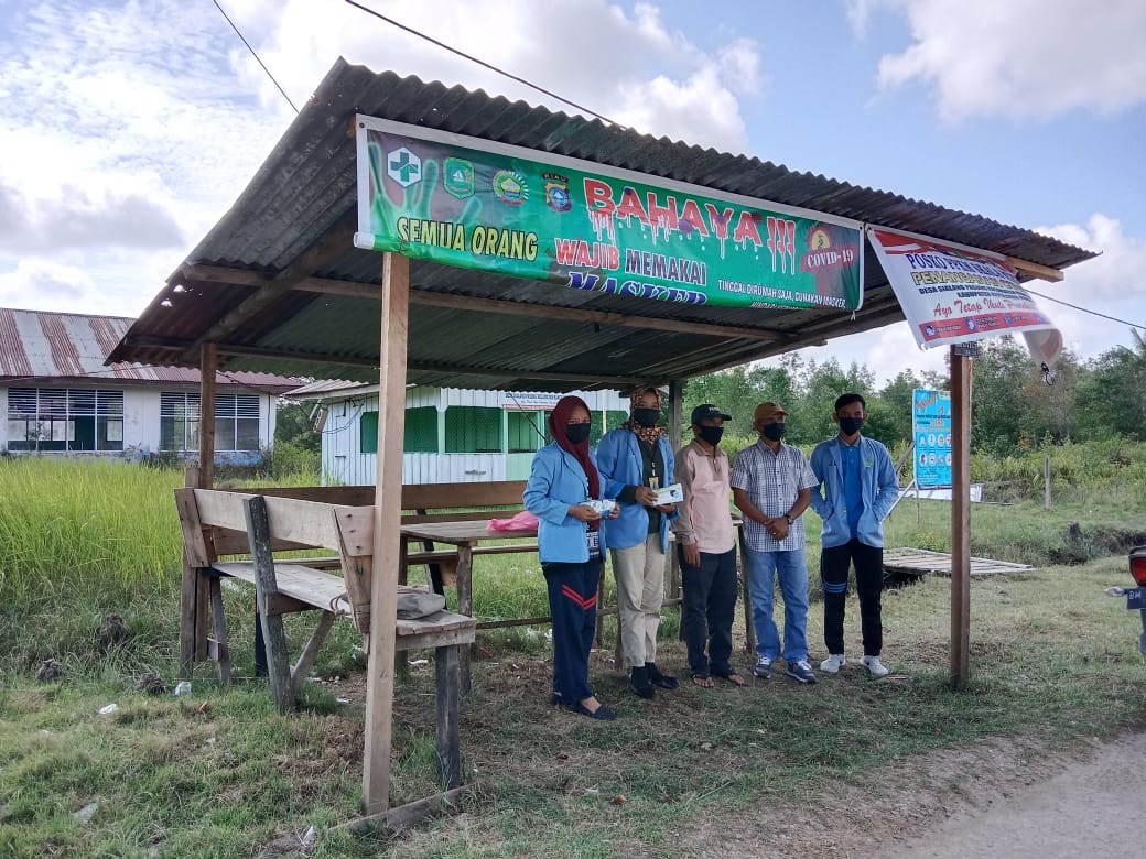 MAHASISWA KUKERTA BALEK KAMPUNG UNIVERSITAS RIAU MELAKUKAN PEMBAGIAN MASKER BERSAMA PEMERINTAH DESA SIALANG PASUNG UNTUK MENCEGAH PENULARAN COVID-19.