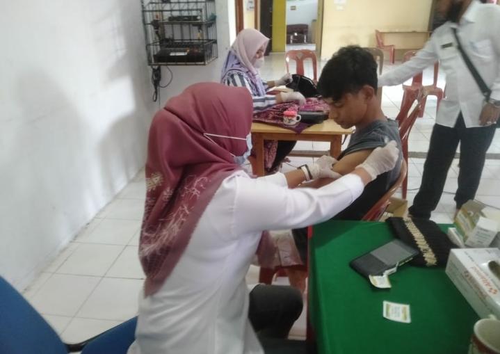 Pelaksanaan Vaksinasi Covid-19 di Kantor Sialang Pasung