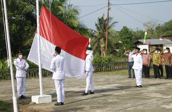 Upacara Peringatan Hut Ri Ke-77 Di Desa Sialang Pasung